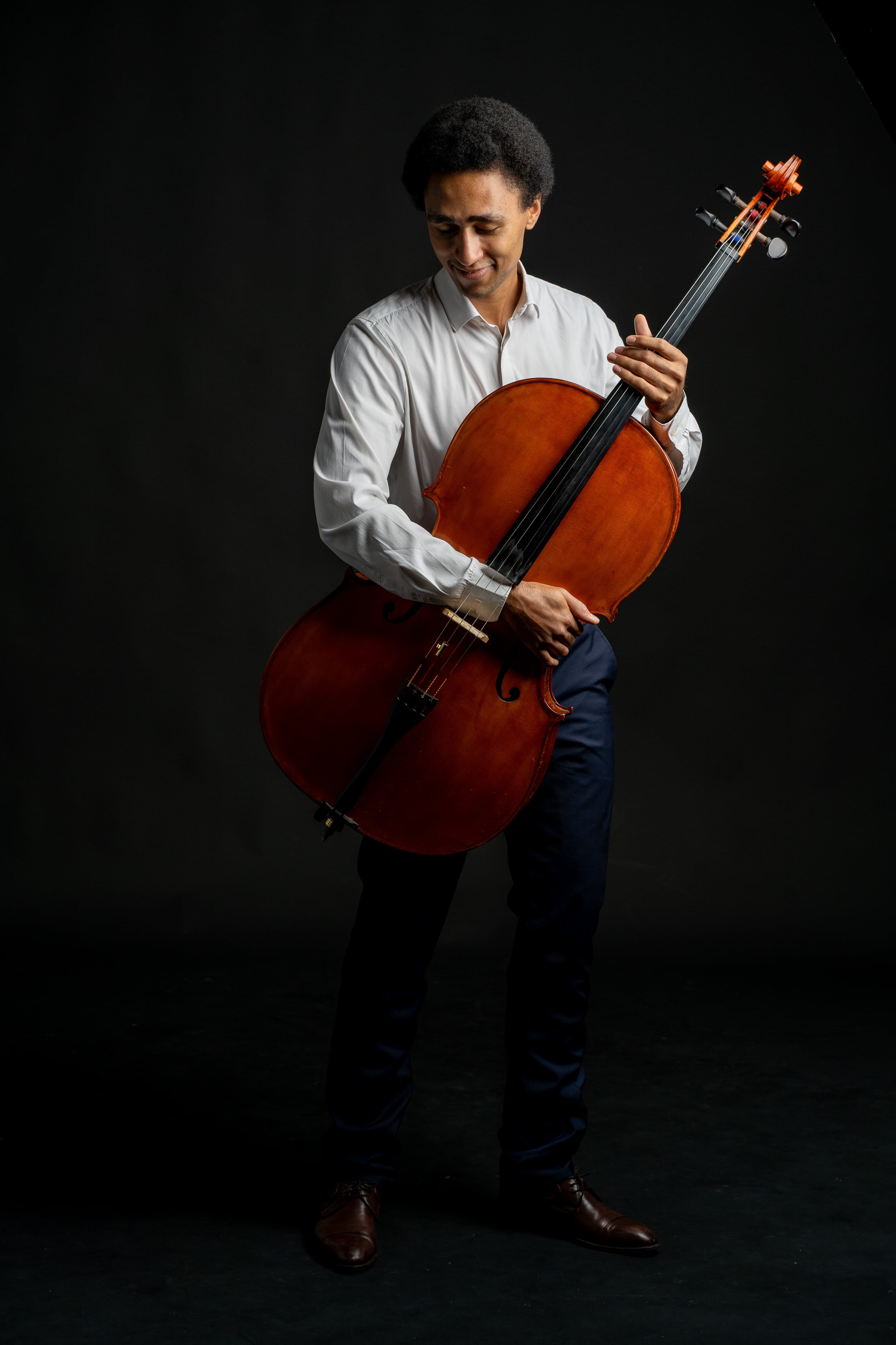 Ramon Boss spielt Cello in einem stimmungsvollen Raum